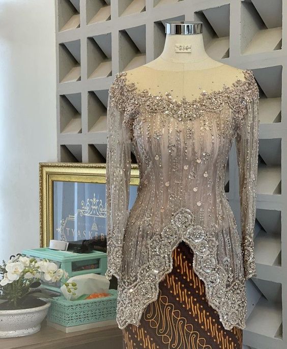 Kebaya Peplum modern brokat batik