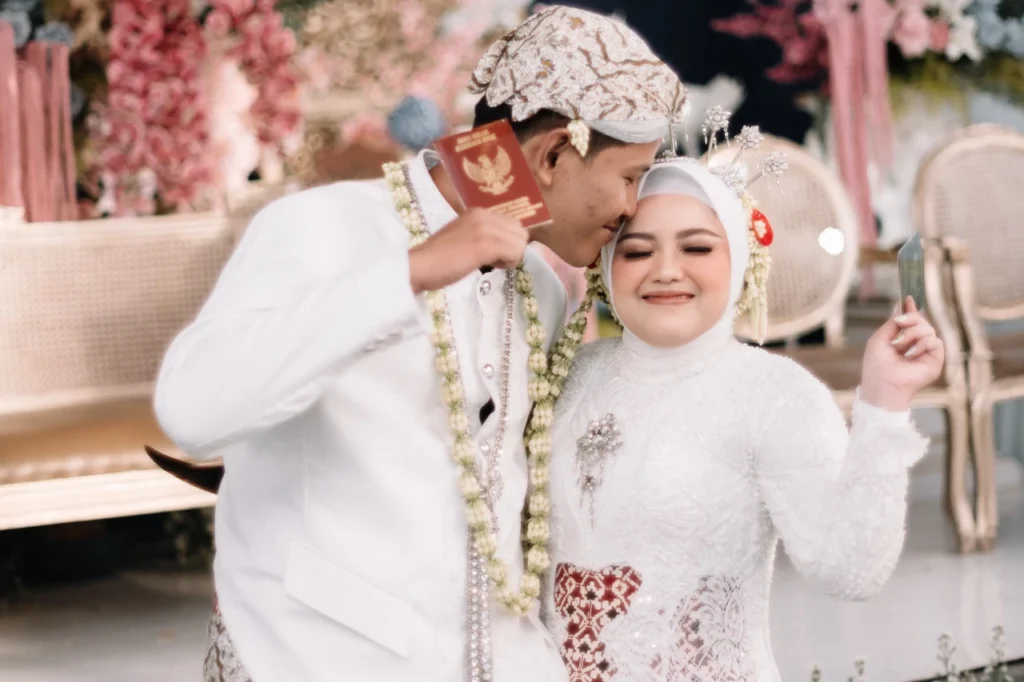 foto pasangan membawa buku nikah