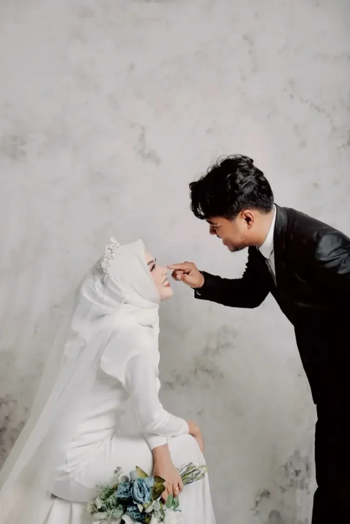 8 Cara Berpose Foto Prewedding yang Bagus