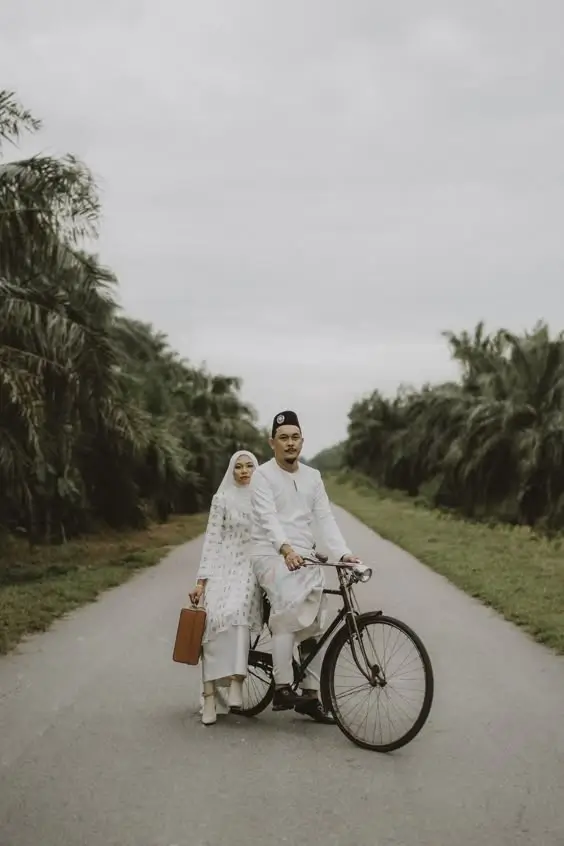 8 Cara Berpose Foto Prewedding yang Bagus