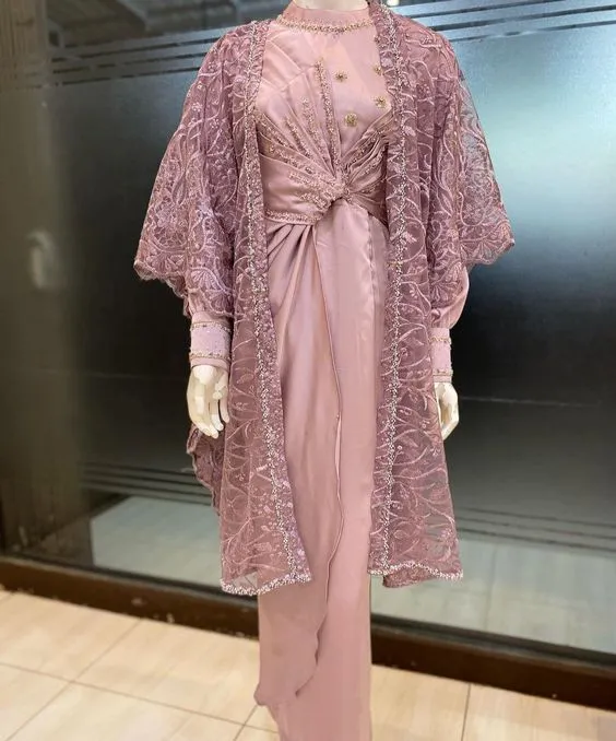 Kebaya brokat lengan panjang merah muda dengan detail renda dan payet