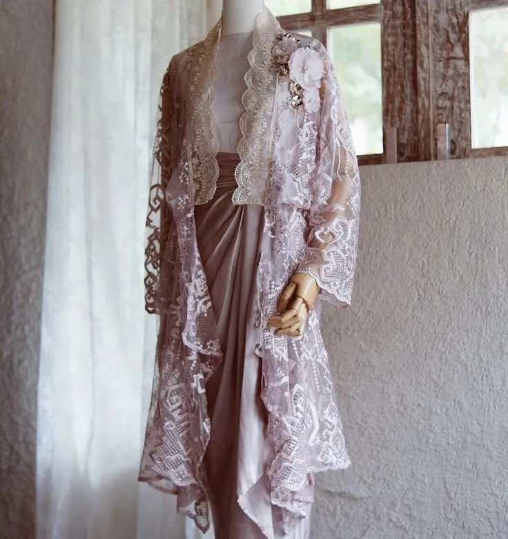 Kebaya brokat modern lengan panjang ungu muda dengan detail renda