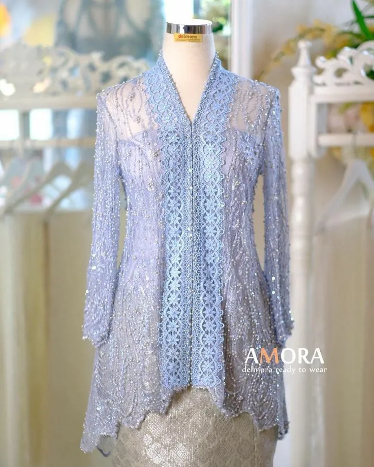 Kebaya brokat modern lengan panjang biru muda dengan detail brokat dan payet